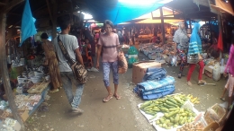 Suasana pasar rakyat di Desa Karave Sulawesi Barat yang hanya buka seminggu sekali. Gambar: dokpri
