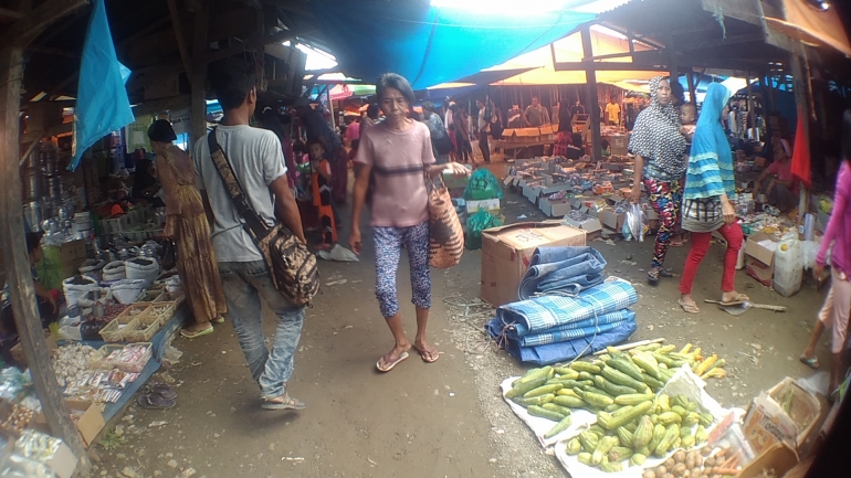 Suasana pasar rakyat di Desa Karave Sulawesi Barat yang hanya buka seminggu sekali. Gambar: dokpri