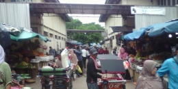 Jalan yang membelah Pasar Kanoman yang juga berfungsi sebagai akses Keraton Kanoman (Foto Dok Pri