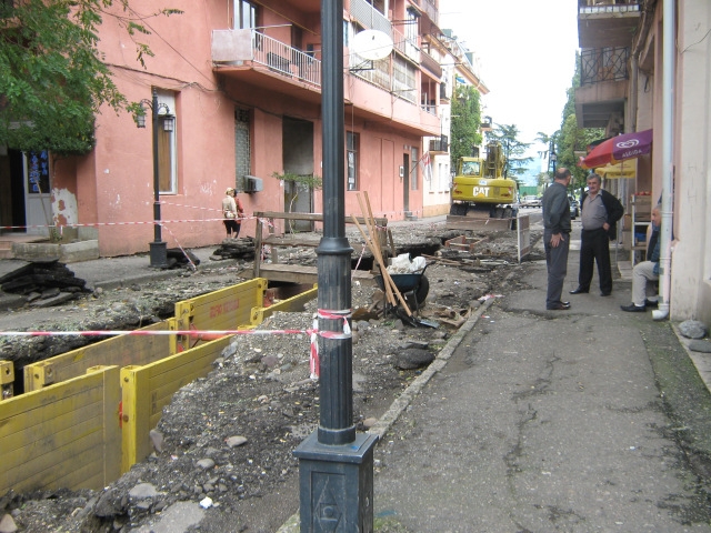Jalan rusak yang lambat laun mengalami perbaikan di Kota Batumi