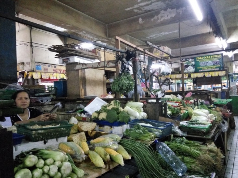 Pasar sayuran menempati tingkat lantai satu pasar. Disinilah ratusan pedagang menghidupi keluarganya selama puluhan tahun (Dokumentasi Pribadi)
