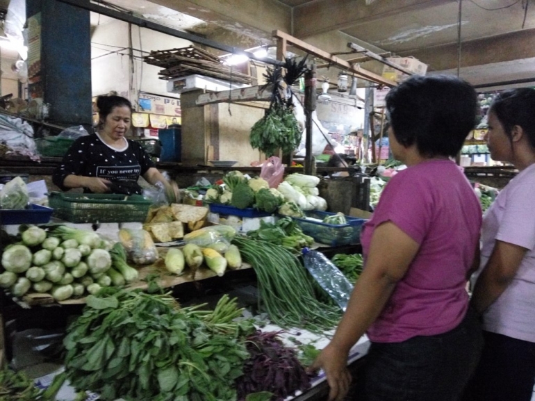 Pedagang sayur pasar Slipi melayani pembeli yang datang (Dokumentasi Pribadi)
