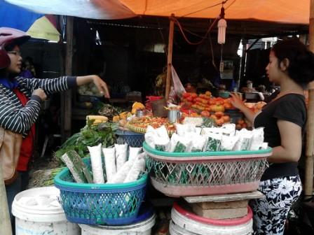 Suasana tawar menawar antara pembeli dan penjual di pasar sore Pettarani Makassar. Gambar: dokpri