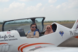 Irwandi Yusuf dan Darwati A Gani di pesawat pribadi Eagle One miliknya. | Foto: Facebook Irwandi Yusuf.