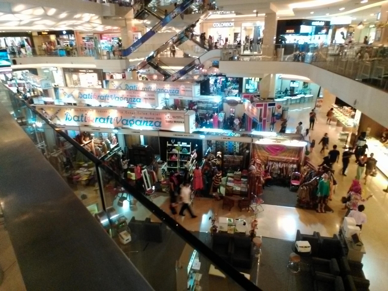 Salah satu sudut sebuah Mall di Kota Semarang saat berlangsungnya event Batikraft Vaganza. Agaknya bisa menarik pengunjung jika event serupa diadakan di Pasar Rakyat. dok pribadi
