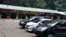 Lahan Parkir dan deretan toko di Air Terjun Coban Rondo (dok.pribadi)