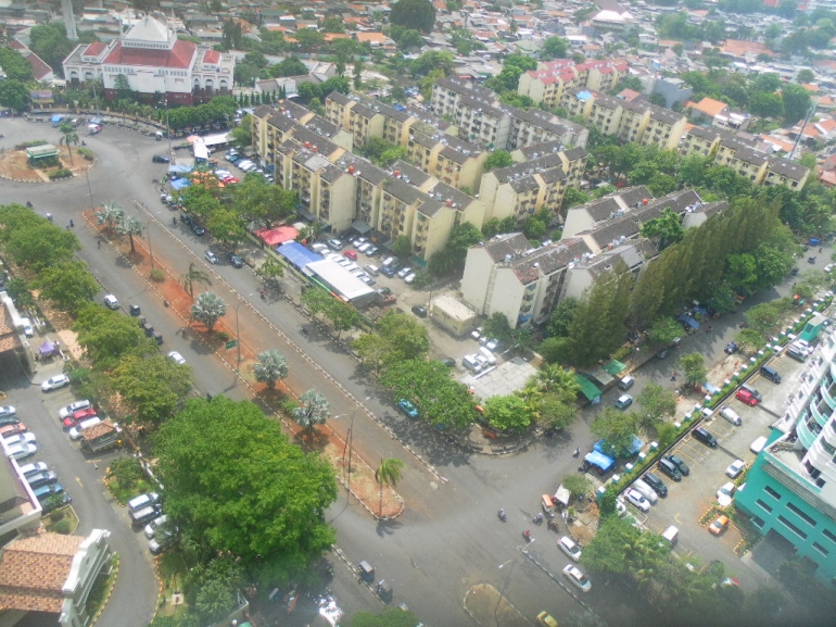 salah satu sudut kota Jakarta,yang saya jepret dari lantai 27 BL di Kemayoran. Jakarta itu indah,jangan pakai kaca mata hitam memandangnya/tjiptadinata effendi