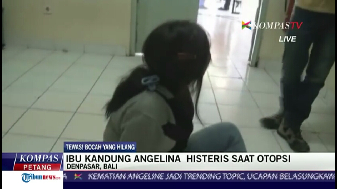 Hamidah Ibu Kandung Angeline meratapi anaknya yang terbunuh - Adegan dramatis. Ketika hamidah berlutut memukul pintu sambil menangis, meratap adegan ini disiarkan berulang oleh stasiun TV (Dok Arsip Kpi pusat)