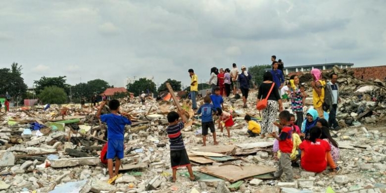 Warga Jakarta di atas reruntuhan bangunan. Kompas.com