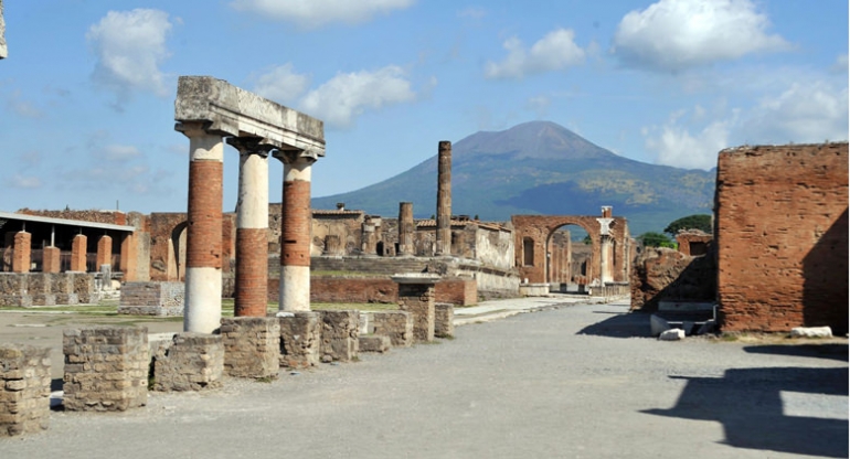 Salah satu bagian dari Situs Arkeologi Pompei dengan latar Gunung Vesuvio, FOTO: napolike.it 