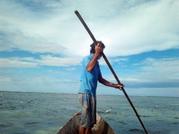 Om Kui sedang memeriksa long line rumput laut (Dokumentasi Pribadi)