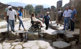 Selalu ada cara agar orang cacat bisa masuk, FOTO: napoli.repubblica.it 