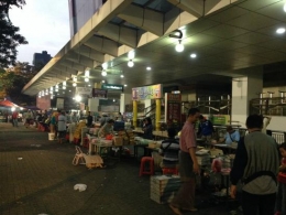 Deskripsi : Pasar Subuh di pelataran Blok M Square I Sumber Foto : TripAdvisor