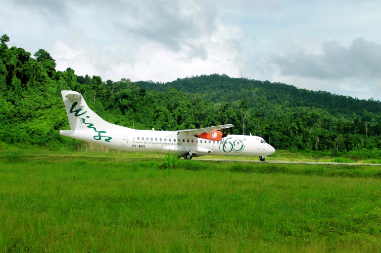 Pesawat Wings Air ATR 72-600 dengan nomor penerbangan IW1186 saat landng perdana di Bandar Udara Marinda (Dokumentasi Pribadi)