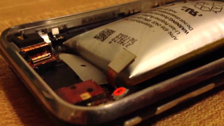 Baterai Li-Ion pada iPhone 3gs. Maxresdefault
