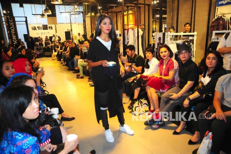 Model memperagakan busana Style Supply ID (SSID) di gerai Our Flock, Kuningan City, Jakarta, Rabu (27/1). Kegiatan ini bagian dari Ngumbar Komunitas yang diadakan oleh Mall Kuningan City (sumber : republika.co.id)