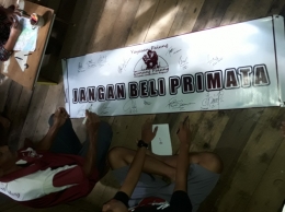 Banner YP jangan beli satwa. Foto dok Yayasan Palung