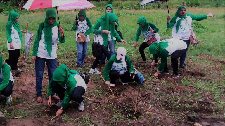 Selain menanam di polybag di setiap lorong, penanam cabai juga dilakukan di lahan terbuka di perumahan Griya Prima Tonasa.