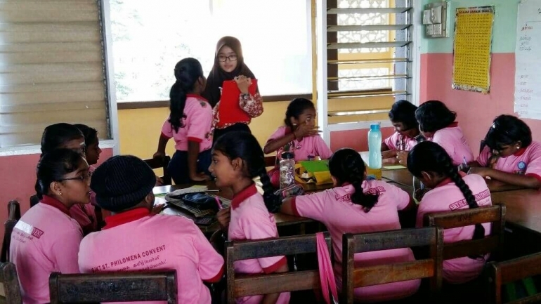 Ika Farida Novyanthi, ketika mengajar di St. Philomena Convent