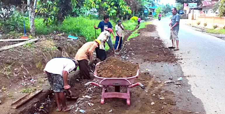Gotongroyong warga Ampanggadang sangat membanggakan. Mereka membersihkan drainase, sehingga jalan raya pun bertahan lama aspalnya. (DOK. PRIBADI)