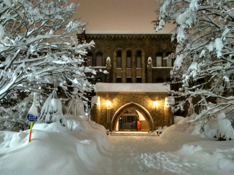 Suasana malam hari di kampus Hokkaido University, malamnya terlihat terang karena salju memantulkan cahaya. (Dokumentasi Pribadi)
