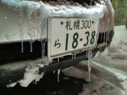 Pemandangan biasa saat winter, mobil dihiasi es. (Dokumentasi Pribadi)