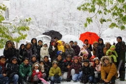Cuaca yang dingin dan turun salju tidak menghalangi aktivitas, kami tetap piknik! Bersama teman-teman PPI Hokkaido. (Dokumentasi Pribadi)