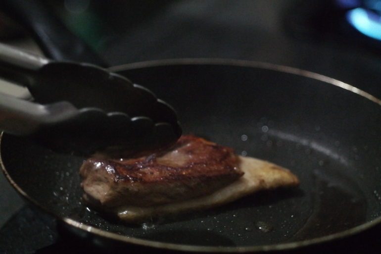 minyak bebek peking sehat keluar dan membantu menggoreng daging bebek peking, menggoreng tanpa minyak ....
