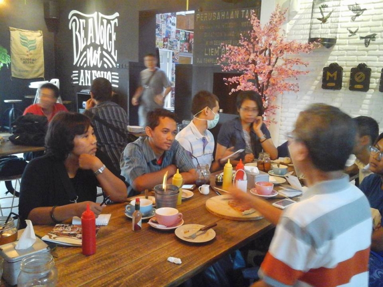 dok.pri suasana dolan Nangkring Kjog di Move On Cafe, Sharing budaya dengan pegiat PBTY 2017