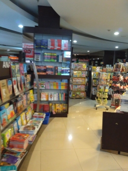 Menyajikan buku-buku lengkap dan berkualitas di toko buku Gramedia | Sumber: Dokumentasi pribadi