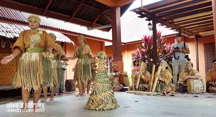 Tarian memanggil spirit moyang (dok. koleksi pribadi)