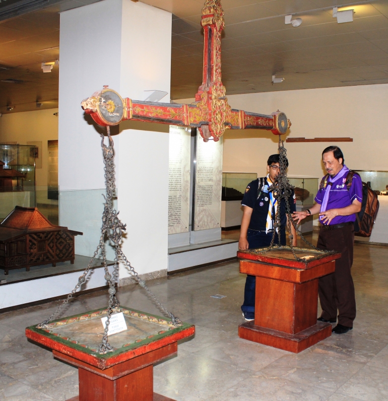 Dua pengunjung di Museum Nasional Indonesia, Jakarta. (Foto: R. Andi Widjanarko, ISJ)