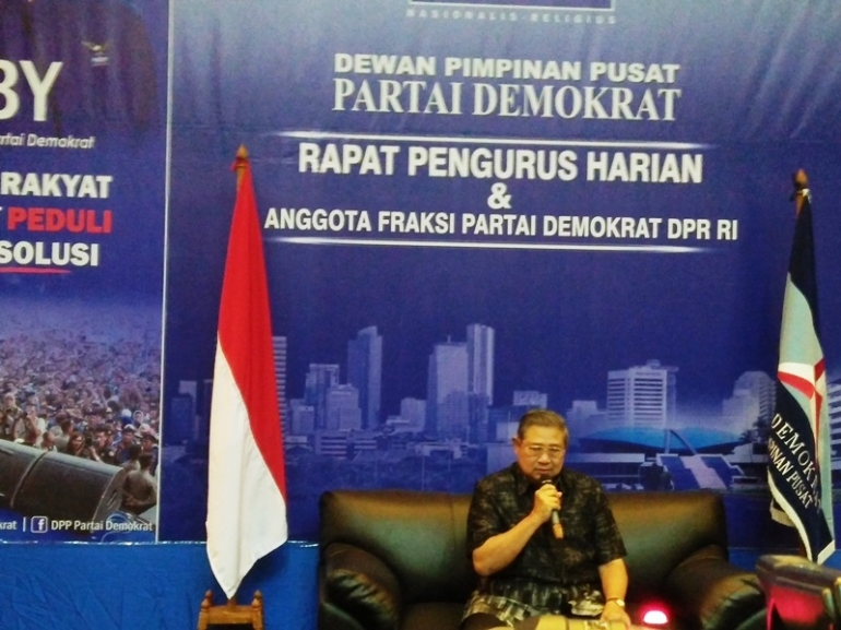 Susilo Bambang Yudhoyono berbicara kepada wartawan di Wisma Proklamasi, Jakarta Pusat, Rabu (1/2/2017). Ia meminta kasus penyadapan tersebut diusut karena penyadapan tanpa adanya izin pengadilan merupakan tindakan ilegal (Dokumentasi: Fedel Prayoga). . 