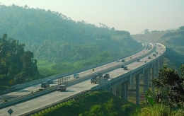 Suasana jalan tol Cipularang sehari-hari, yang menghubungkan kota Jakarta-Bandung. Dokpri
