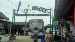 mobil bus belum bisa masuk terhalang tiang selamat datang di depan markas