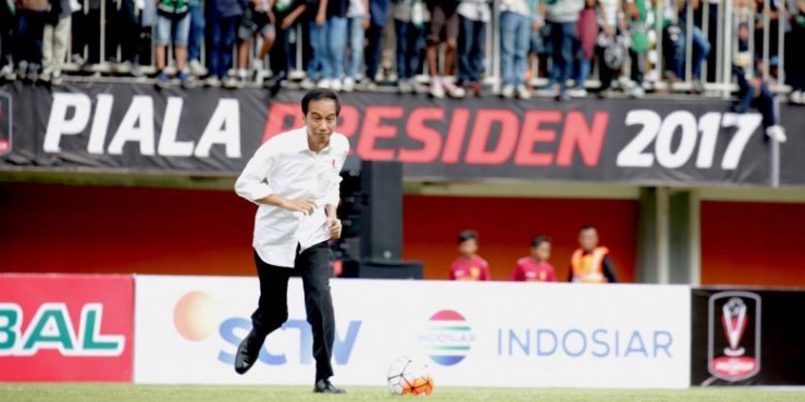 Presiden Joko Widodo buka turnamen Piala Presiden 2017 di Stadion Maguwoharjo, Sleman, Sabtu (4/2/2017)/Dokumen Kemenpora