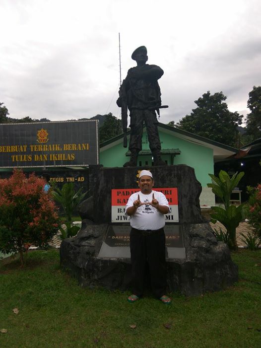 Omjay narsis di depan markas kostrad