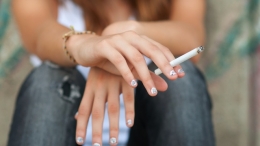 Masih remaja, sudah mulai merokok FOTO: bukurestifm.ro