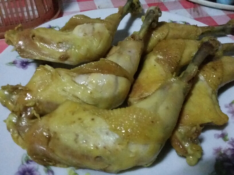 Ayam ungkep berasal dari ayam kampung, sehingga rasanya gurih dan khas. (dokpri)