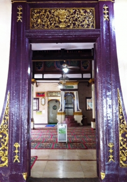 Bagian dalam Masjid Angke, difoto dari luar pintu utama dengan hiasan bergaya Eropa. (Foto: BDHS)