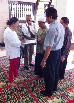Ibu Francisca (kiri) memimpin pembahasan rencana perbaikan Masjid Angke. (Foto: BDHS)