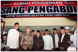 Nurdin Abdullah (pertama dari kiri) dan Tanribali Lamo (Keempat dari kiri) bersama petinggi SulSel (H. M. Amin Syam, Supomo Guntur, Basri Hasanuddin dan K. H. Sanusi Baco) saat Launching Rumah Perjuangan Untuk Sang Pengabdi di Makassar (05/02).