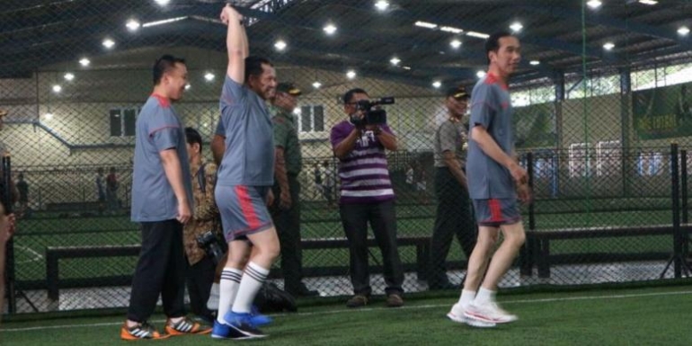 Presiden Jokowi bersama sejumlah menteri dan lembaga negara melakukan pemanasan sesaat sebelum bermain futsal melawan wartawan istana. Sumber: Kompas.