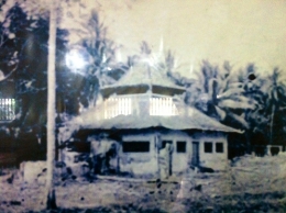 Foto Masjid Angke sebelum dipugar pada 1919. Garis-garis putih pada atap adalah bayangan sewaktu memotret ulang foto yang terdapat di Masjid Angke. (Foto: BDHS)