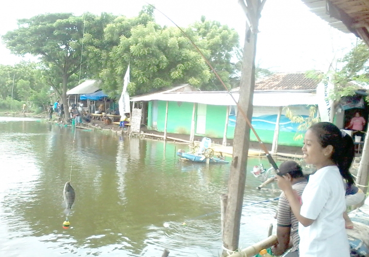 Asyiknya Belajar Memancing Di Tlocor Kompasiana Com