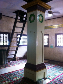 Tangga untuk naik ke loteng Masjid Angke. (Foto: BDHS)