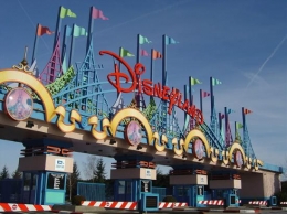 Gerbang dan pintu masuk Disneyland. Keceriaan bermula dari sini …… “The Happiest Place on Earth”| Dok pri
