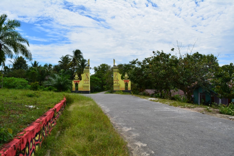 Pintu Masuk Makam Juang Mandor yang tampak dari Jalan Raya