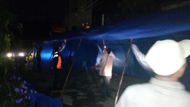 Mendirikan Tenda Pengungsian Sementara|Dinsos DKI Jakarta