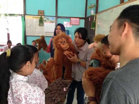 Puppet Show bertutur tentang orangutan dan habitatnya di SDN 10 Nipah Kuning, Simpang Hilir, KKU beberapa waktu lalu. Foto dok. Yayasan Palung
